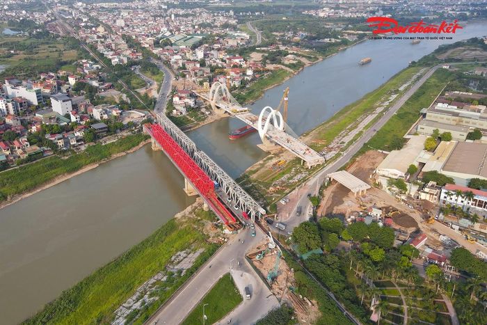 Tuy nhiên, hai nhịp đầu cầu đường sắt chưa thể triển khai do phải chờ cầu đường bộ hoàn thành và đưa vào khai thác.