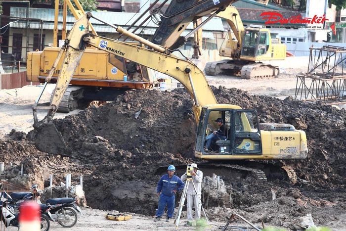 Do mặt bằng chưa đáp ứng để các mũi thi công triển khai đồng thời, 4 mũi của Cầu 14 phải tạm dừng, nhường mặt bằng để Đạt Phương tập trung thi công nhịp chính, bảo đảm mục tiêu hợp long cầu.