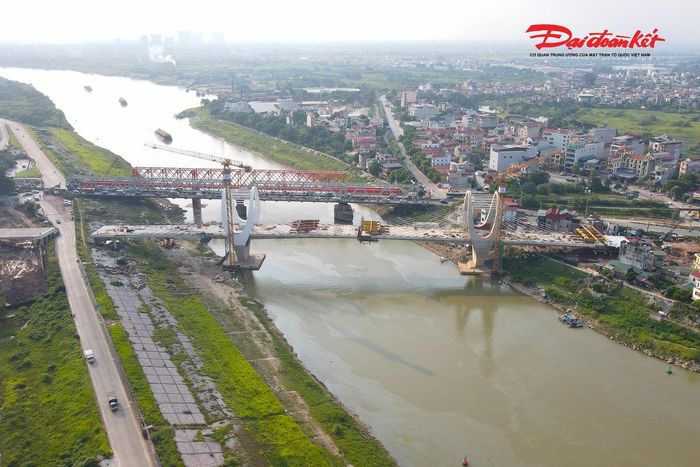 Dự án có tổng mức đầu tư gần 1.850 tỷ đồng, khởi công từ tháng 9/2023, gồm hai gói thầu xây lắp chính là XL01 - cầu đường sắt Đuống và XL02 - cầu đường bộ Đuống. Theo kế hoạch ban đầu, công trình dự kiến hoàn thành vào tháng 12/2025.