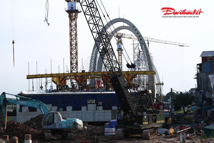 Ban Quản lý dự án Đường sắt, chủ đầu tư dự án cho biết, khu vực bờ sông phía Gia Lâm hiện bố trí 5 mũi thi công. Trong đó, Liên danh nhà thầu Công ty cổ phần Tập đoàn Đạt Phương đảm nhiệm mũi đúc dầm; 4 mũi còn lại do nhà thầu Cầu 14 triển khai các hạng mục bệ, thân trụ, tường chắn, đường gom và cống thoát nước.