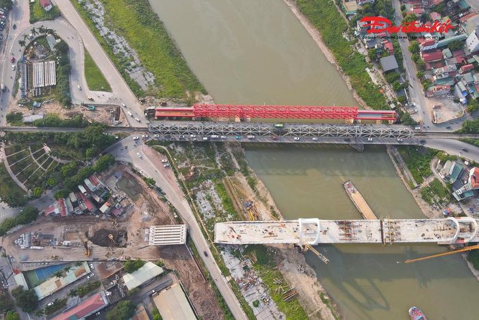 Tuy nhiên, quá trình giải phóng mặt bằng chậm khiến nhà thầu không có đủ mặt bằng để tổ chức thi công đồng bộ. Tiến độ dự án vì vậy phải điều chỉnh, thời gian hoàn thành được lùi đến cuối năm 2026.