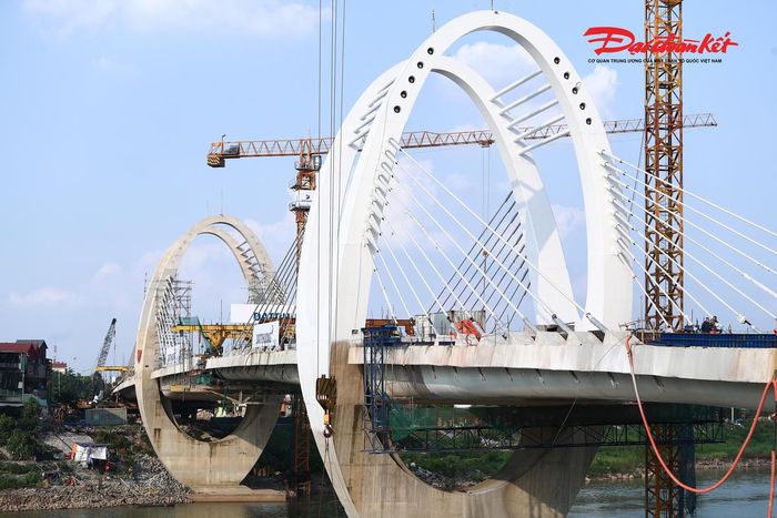 Sau khi nhịp chính được hợp long, nhà thầu sẽ tiếp tục hoàn thiện các hạng mục như lắp đặt lan can, thi công bê tông nhựa mặt cầu và những phần việc liên quan trước khi đưa công trình vào khai thác.