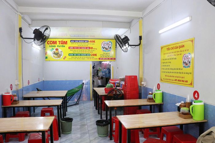 Những tấm bảng về cách tính tiền “đặc biệt” được bày biện khắp nơi để thực khách được biết.