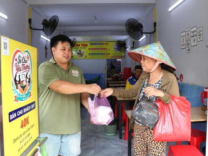  Bà Cường là trường hợp đặc biệt khó khăn, được quán hỗ trợ cơm và quà tặng khác. 