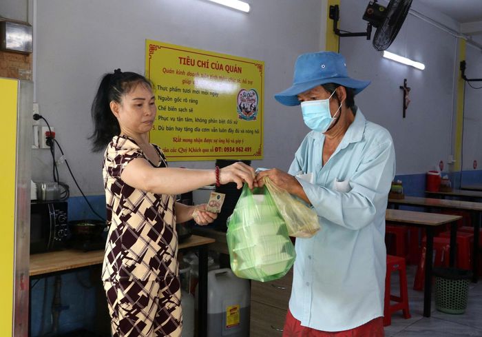 Ông Nhơn mua 3 phần cơm sườn với giá 20.000 đồng.