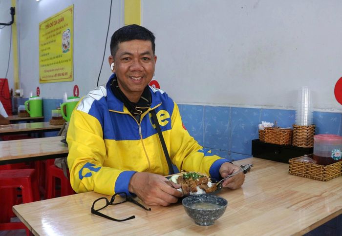 Anh Lộc thường điều hướng nhận khách về gần quán vào buổi trưa để ăn cơm. 