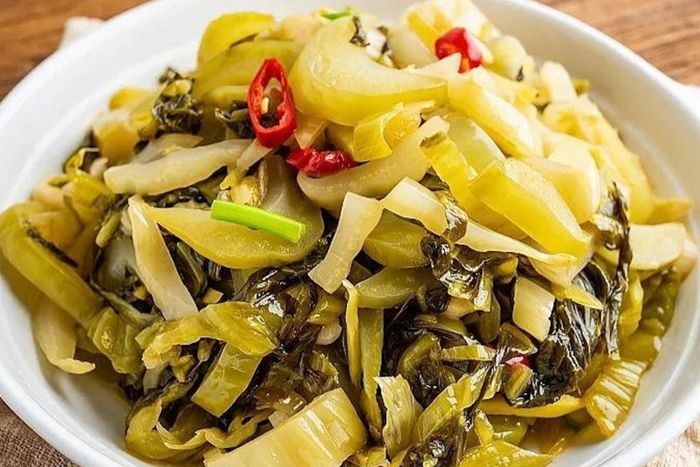  Dưa muối, đồ hộp và các thực phẩm chế biến sẵn thường chứa nhiều natri; ăn thường xuyên có thể làm tăng lượng canxi bài tiết qua nước tiểu, góp phần tăng nguy cơ sỏi thận. 