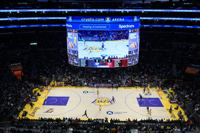  CLB bóng rổ Los Angeles Lakers được bán cho tỷ phú đầu tư Josh Kushner và cựu CEO Disney Bob Iger với giá kỷ lục 12,5 tỷ USD. Ảnh: Reuters. 