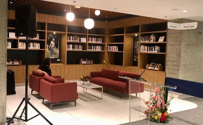  Tên gọi Thư Geisel ra đời vào năm 1995 nhằm vinh danh Audrey và Theodor Seuss Geisel - người được nhiều thế hệ độc giả biết đến với bút danh Dr. Seuss. Việc đổi tên ghi nhận những đóng góp của gia đình Geisel đối với thư viện cũng như nỗ lực thúc đẩy văn hóa đọc. Bên trong thư viện hiện có Mandeville Special Collections Library, nơi lưu giữ bộ sưu tập quan trọng liên quan đến Dr. Seuss, gồm các bản thảo, bản vẽ và nhiều tư liệu gốc. Không gian này góp phần tạo nên một mối liên hệ đặc biệt giữa công trình kiến trúc mang tính biểu tượng và di sản văn học dành cho thiếu nhi. Ảnh: San Diego Union-Tribune.