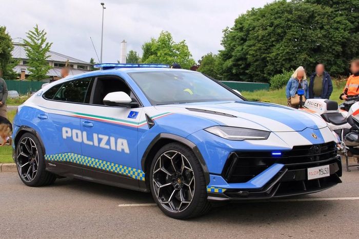  Vào cuối năm 2023, Lamborghini chính thức bàn giao mẫu siêu SUV Lamborghini Urus Performante cho lực lượng cảnh sát tuần tra cao tốc Polizia Stradale. 