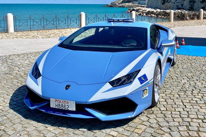 Vào năm 2014, Lamborghini đã tặng siêu xe Huracan Polizia, "đàn em" thay thế cho Gallardo. Chiếc xe cũng mang tông màu trắng/xanh đặc trưng cùng logo "Polizia" cỡ lớn. 