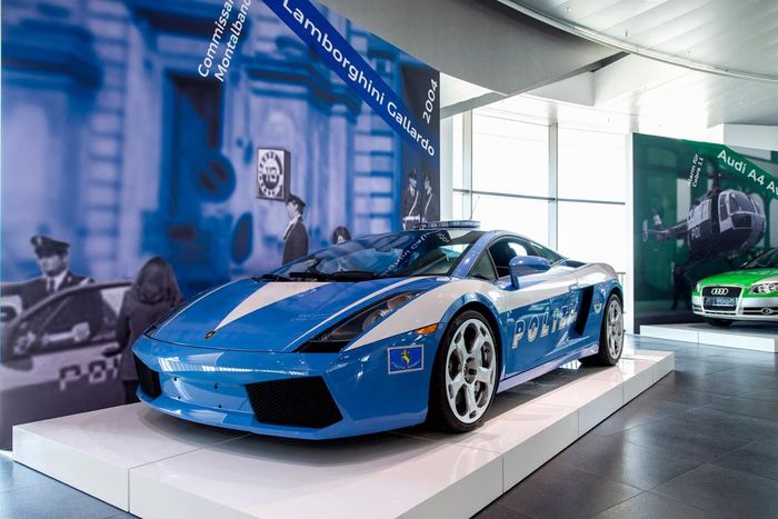  Mẫu xe Lamborghini đầu tiên có mặt trong biên chế lực lượng này chính là chiếc Lamborghini Gallardo từ năm 2004. Chiếc xe được mang "đồng phục" quen thuộc màu trắng và xanh Polizia di Stato Blue. 