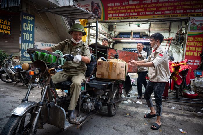 Các hộ kinh doanh trên đường La Thành gấp rút di chuyển tài sản, đồng thời thanh lý và giảm giá hàng hóa để kịp thời bàn giao mặt bằng cho đơn vị thi công.