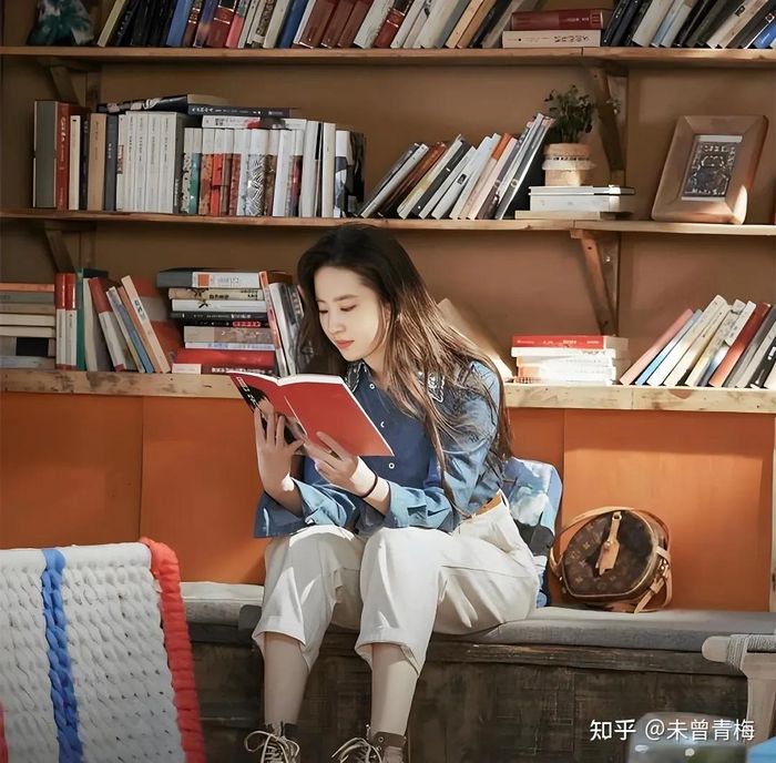 Lưu Diệc Phi duy trì thói quen đọc sách nhiều năm. Ảnh: Weibo.