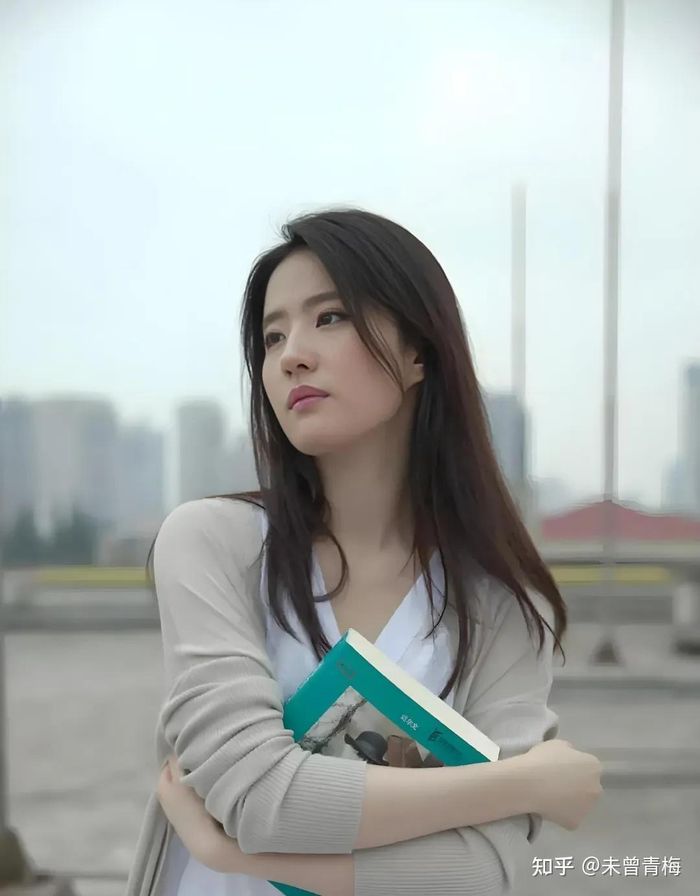  Nữ diễn viên cho rằng mọi câu trả lời đều nằm ở những trang sách. Ảnh: Weibo.