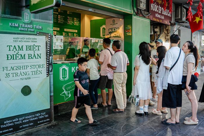  Chia sẻ với Tri Thức - Znews, đại diện Kem Tràng Tiền cho biết việc dừng hoạt động tại 35 Tràng Tiền nằm trong kế hoạch phát triển và sắp xếp lại hệ thống. Địa điểm này đã gắn với thương hiệu trong nhiều thập kỷ, song việc chuyển đổi được thực hiện nhằm hướng tới không gian hiện đại và trải nghiệm tốt hơn.