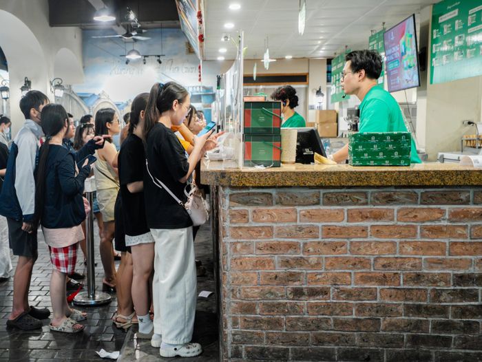  Sau ngày 15/9, các nhân sự tại đây sẽ được công ty sắp xếp sang cơ sở khác làm việc. Bên cạnh đó, Kem Tràng Tiền vẫn hoạt động bình thường trên toàn hệ thống, trong đó có 11 cửa hàng ở Hà Nội.