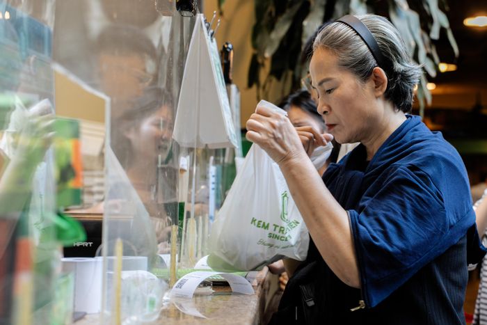  Nhiều người mua cùng lúc nhiều loại kem để thưởng thức với người thân. Với không ít khách hàng lớn tuổi, điểm bán tại số 35 Tràng Tiền còn là nơi tạo nên nét văn hóa "ăn kem đứng" đặc trưng kéo dài từ thời kỳ bao cấp cho đến giai đoạn thị trường hóa.