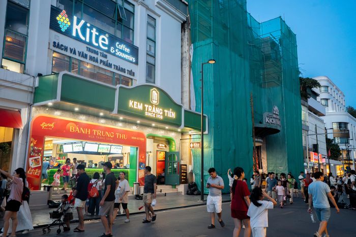  Với những người không có nhu cầu check-in, điểm bán 44 Tràng Tiền ở phía đối diện là lựa chọn nhanh chóng hơn. Từ khi mở cửa, cơ sở này và cơ sở 18 Hàng Bài, 18 Ngô Quyền góp phần giúp người mua đỡ phải xếp hàng quá dài ở cơ sở chính. 