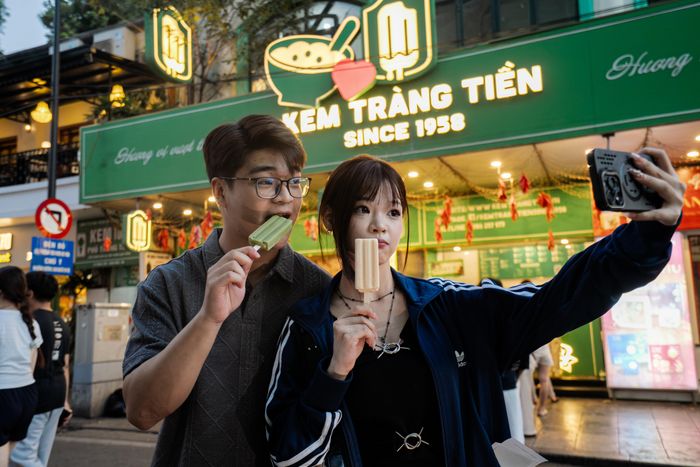  Sau khoảng 15 phút xếp hàng, Tuệ Minh và Ngọc Phượng (cùng sinh năm 2007, phường Thanh Liệt) nhanh chóng check-in trước khi kem tan chảy. Với Tuệ Minh, hàng kem Tràng Tiền gắn bó từ thời học cấp 2, khi cô thường xuyên được mẹ đưa đến ăn. "Khi nghe tin nơi này sắp đóng cửa, tôi cảm thấy khá luyến tiếc nên muốn ghi lại chút hình ảnh nào đó, biết đâu sau này bỗng dưng nhớ thì còn có cái xem lại", Tuệ Minh nói. 