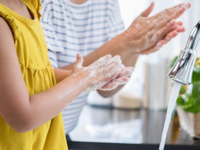  Rửa tay đúng cách và che miệng, mũi khi ho, hắt hơi giúp trẻ hạn chế nguy cơ lây nhiễm bệnh hô hấp trong môi trường học đường.