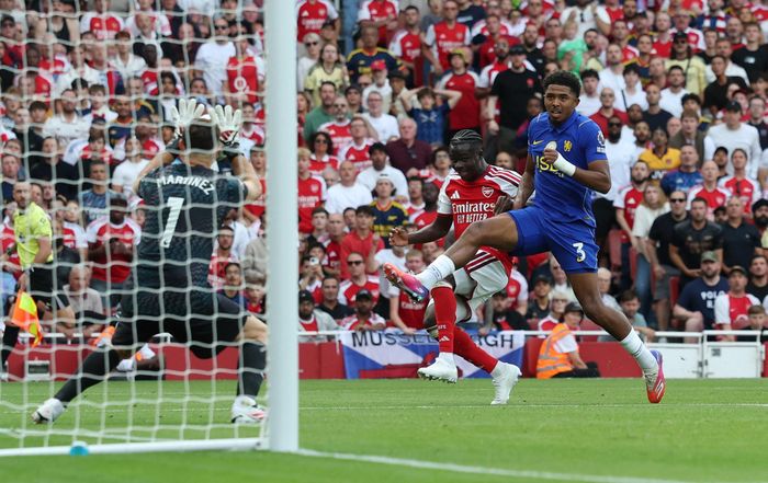  Hàng thủ Chelsea liên tục để lộ khoảng trống cho Arsenal khai thác. Ảnh: Reuters. 