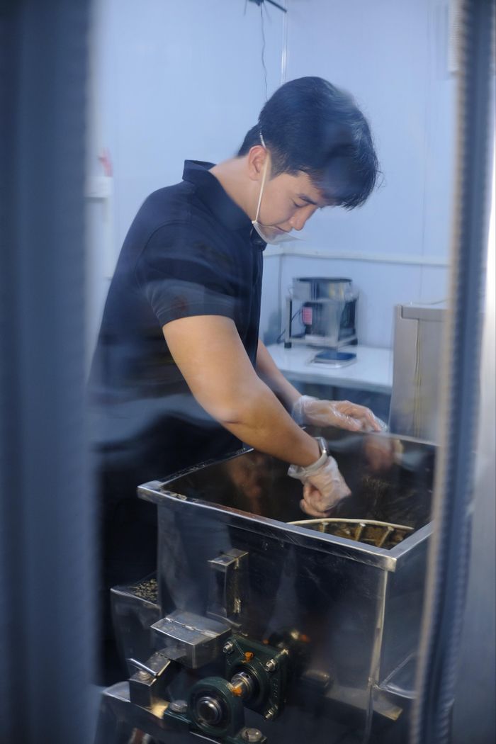  Do chưa tuyển được nhân sự phù hợp, phần lớn các khâu trong xưởng hiện vẫn do Phong tự đảm nhiệm. Ảnh: Như Phương. 