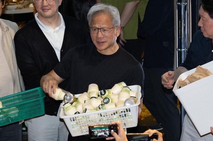 CEO Nvidia Jensen Huang phát sữa chuối và đồ ăn nhẹ cho công chúng tập trung bên ngoài nhà hàng thịt ba chỉ nướng ở quận Hongdae, Seoul, Hàn Quốc ngày 5/6. Ảnh: Korea Herald.