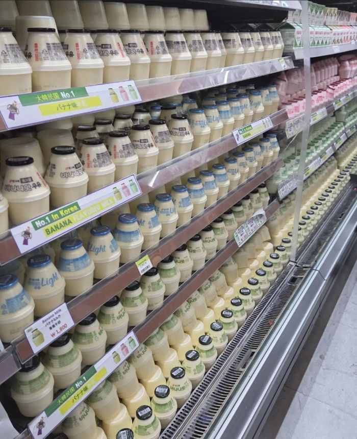 Các chai sữa chuối Binggrae được xếp kín 5 tầng kệ tại một cửa hàng tiện lợi CU ở cửa số 5, nhà ga 1, sân bay quốc tế Incheon, Hàn Quốc. Ảnh: CU.