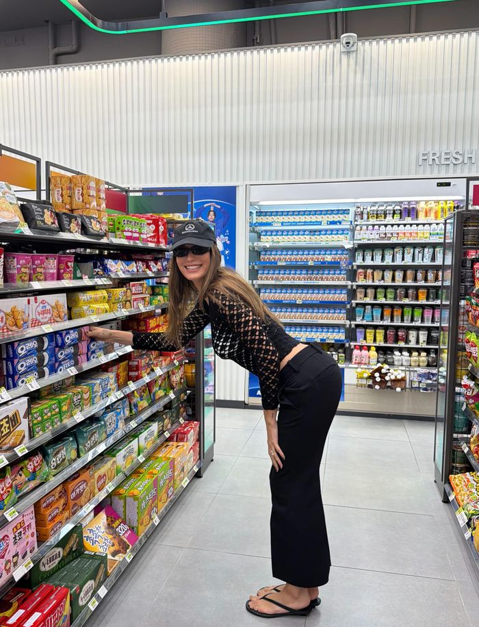Hailey Bieber pha sữa chuối latte trong cửa hàng tiện lợi ở Seoul, Hàn Quốc, hồi tháng 5, tạo nên trào lưu mới cho khách du lịch. Ảnh: @haileybieber/Instagram.
