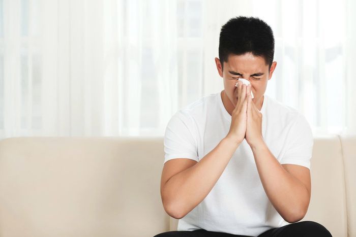  Cảm cúm thường kèm sốt, đau mỏi người và mệt mỏi, trong khi dị ứng nổi bật với hắt hơi liên tiếp, ngứa mũi, ngứa mắt và chảy nước mũi trong. Ảnh: Magnific.