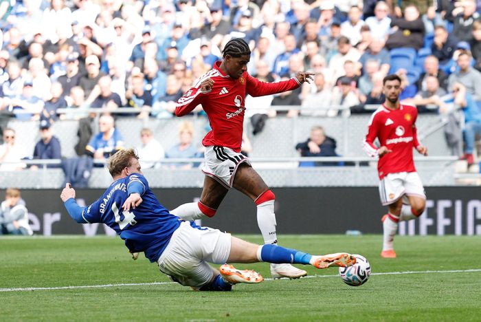 Rashford gây khó khăn cho hàng thủ Everton. Ảnh: Reuters.