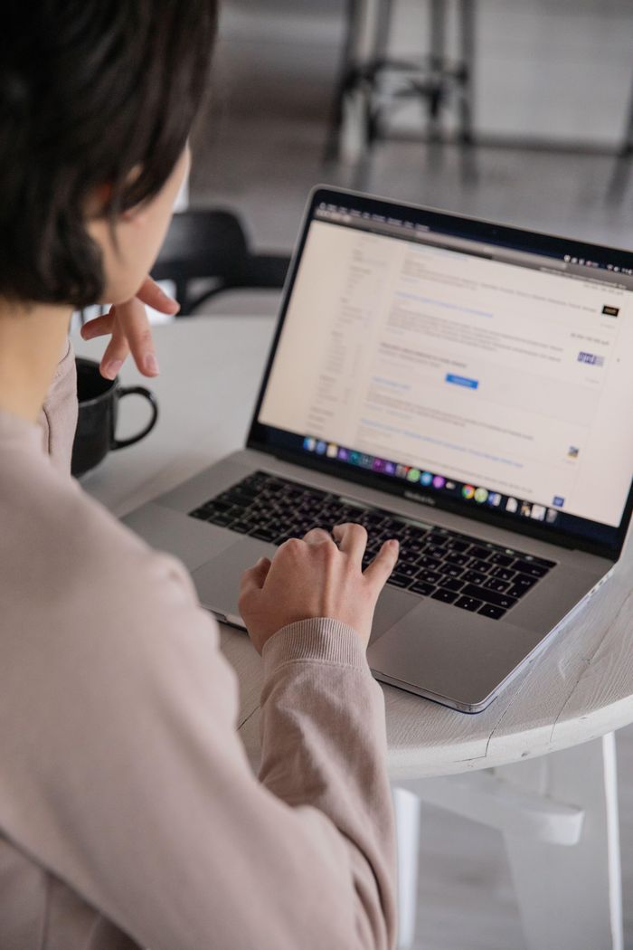 Nhiều ứng viên dùng AI để làm đẹp CV, thậm chí chèn lệnh ẩn nhằm thao túng hệ thống sàng lọc. Ảnh minh họa: Katrin Bolovtsova/Pexels.