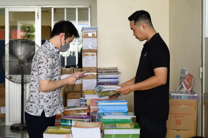 Để đáp ứng nhu cầu, mỗi ngày NXB đưa thêm khoảng 15 tấn sách về điểm bán. Trước đó, trao đổi với Tri Thức - Znews, ông Ngô Văn Hoan, Phó tổng giám đốc NXB Giáo dục Việt Nam, cho biết chỉ trong 10 ngày, NXB đã đưa ra thị trường thêm 5 triệu bản sách; 3 triệu bản trong kho đang chờ điều chuyển. Ngoài ra, 8 triệu bản sách sẽ cung ứng cho thị trường từ nay tới hết tháng 9.