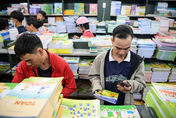  Bên cạnh nhóm khách từ các tỉnh, một lượng lớn người mua trong ngày 7/9 tìm sách giáo khoa lớp 10. Đại diện NXB lý giải nguyên nhân là học sinh vừa vào lớp 10 mới bắt đầu lựa chọn tổ hợp môn, từ đó xác định được những đầu sách cần mua. Để giải quyết riêng nhu cầu này, NXB bố trí một khu vực xếp hàng dành cho khách mua sách lớp 10, đồng thời phát phiếu có đánh số để người mua đánh dấu những đầu sách cần mua. Nhân viên sẽ gọi theo số thứ tự để điều phối dòng người, hạn chế tình trạng chen lấn, xáo trộn tại khu vực bán sách. 