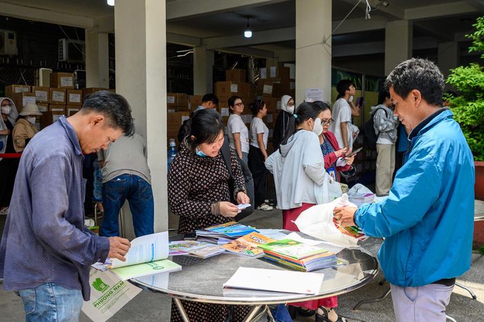  Đến khoảng 11-12h, lượng người xếp hàng có thời điểm giảm do một số phụ huynh rời hàng đi ăn trưa. Tuy nhiên, từ khoảng 12h, khu vực mua sách lại bắt đầu đông trở lại. Nhân viên NXB liên tục phát loa nhắc người mua không tự ý bỏ hàng để tránh phải xếp lại từ đầu, đồng thời giúp quá trình mua sách diễn ra thuận lợi hơn. 