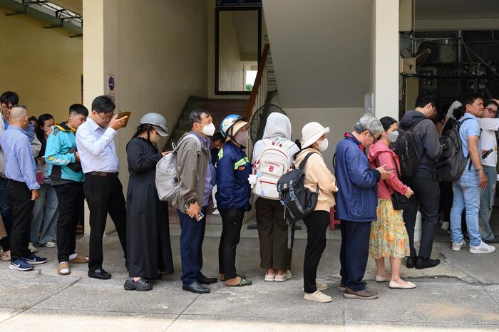  Trước tình trạng phụ huynh đổ xô đi mua sách, đại diện NXB Giáo dục Việt Nam khuyến cáo người mua nên bình tĩnh, tránh tâm lý đám đông. Với những trường hợp còn thiếu một hoặc hai cuốn sách, hoặc chưa có sách học kỳ 2, phụ huynh có thể mua bổ sung sau thay vì phải tìm mua ngay toàn bộ. Trong thời gian chờ sách, học sinh có thể sử dụng sách giáo khoa điện tử để phục vụ việc học tập. 