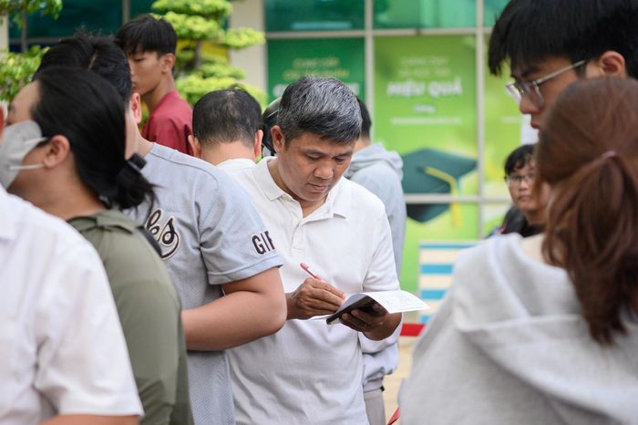  Theo đại diện NXB, đơn vị đã cung ứng sách giáo khoa cho các trường tại nhiều tỉnh, thành và lượng sách hiện vẫn đang được vận chuyển đến các địa phương. Tuy nhiên, do lo ngại con không có sách kịp đầu năm học, một số phụ huynh không chờ đơn hàng mà hủy mua tại địa phương, trực tiếp lên TP.HCM tìm sách. Trong khi đó, tình hình cung ứng sách giáo khoa tại TP.HCM về cơ bản đã ổn định, các trường đã nhận được nguồn sách và đang cấp phát cho học sinh, phụ huynh. 