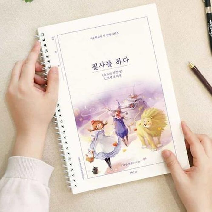  Sách chép tay lấy nội dung từ Anne of Green Gables (Anne tóc đỏ) vàThe Wonderful Wizard of Oz (Phù thủy xứ Oz). Ảnh: Yes24. 