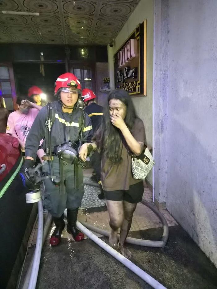  Nhiều nạn nhân vừa được giải cứu trong tình trạng tỉnh táo, không bị thương nặng. Ảnh: CTV/Vietnam+. 