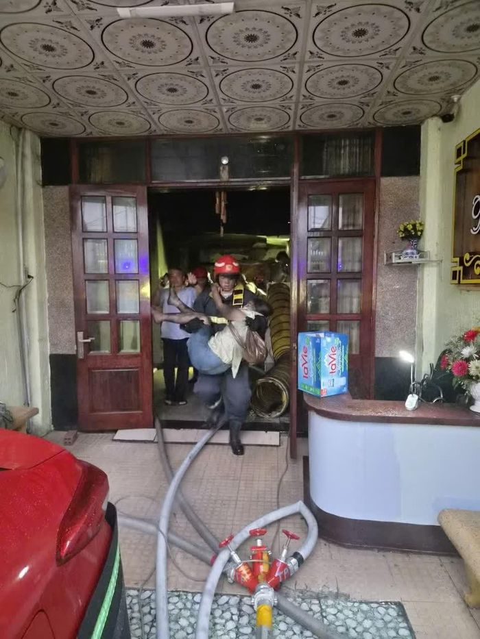  Đám cháy được dập tắt hoàn toàn, thiêu rụi khoảng 12 m2 trong tổng diện tích 503 m2 của khách sạn, bảo vệ được phần lớn tài sản bên trong. Ảnh: CTV/Vietnam+. 
