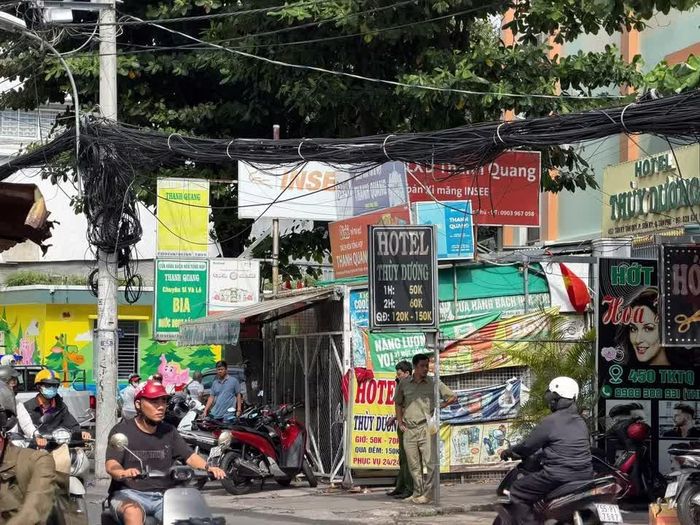  Khung cảnh bên ngoài khách sạn Thùy Dương, lực lượng chức năng phong tỏa hiện trường, tiến hành khám nghiệm để làm rõ nguyên nhân vụ hỏa hoạn. Ảnh: CTV/Vietnam+. 