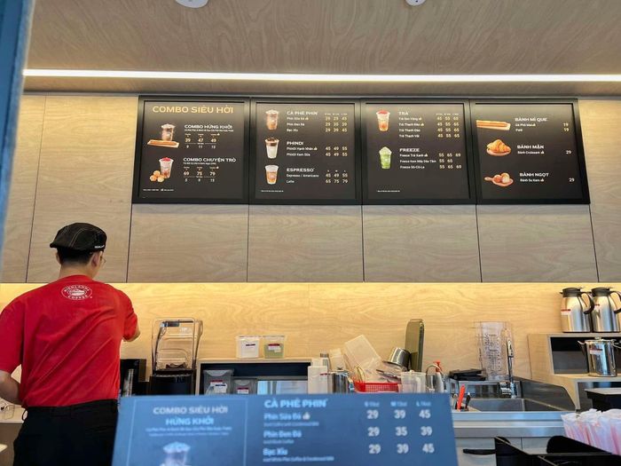  Kiosk của Highlands Coffee đặt tại một cửa hàng xăng dầu của PV Oil với menu tương đương cửa hàng thông thường, ghi nhận vào tháng 1/2025. Ảnh: Diệu Thanh. 