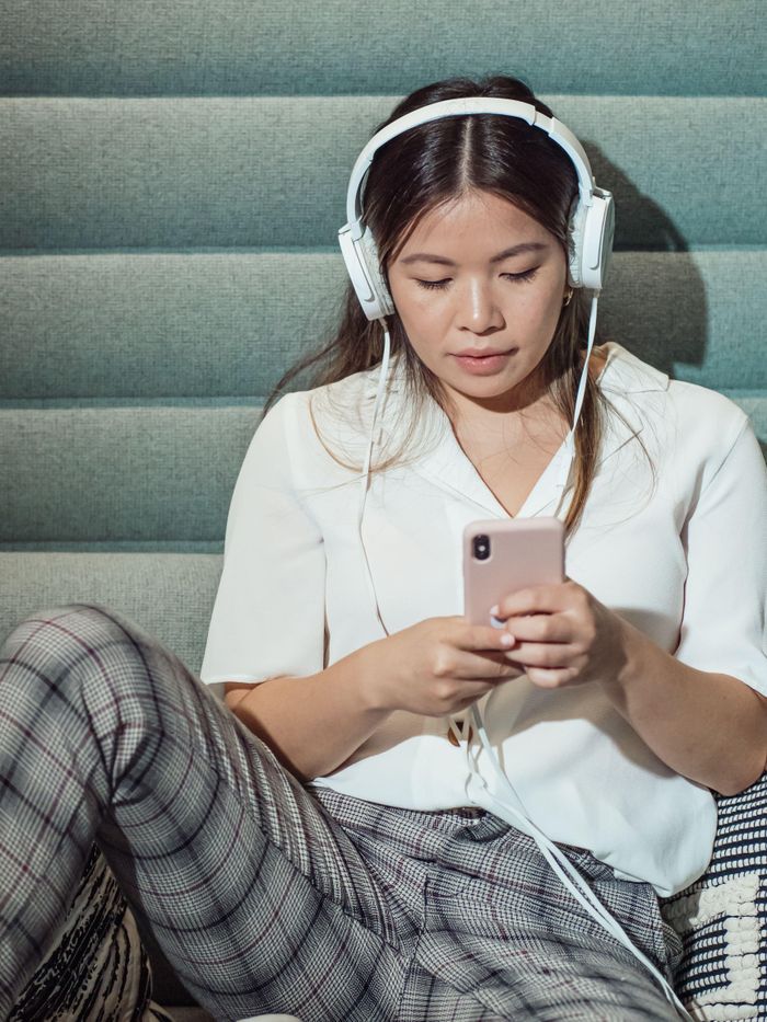  Người trẻ cho biết không tin tưởng người ở đầu dây bên kia, do đó luôn chờ họ nói trước. Ảnh minh họa: Kindel Media/Pexels. 