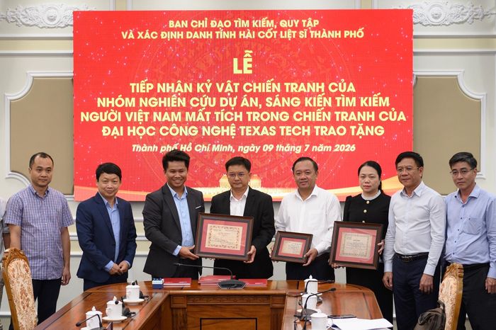  Phó chủ tịch UBND TP.HCM Nguyễn Mạnh Cường (chính giữa, đeo kính) nhận kỷ vật là bằng khen liệt sĩ do Đại học Công nghệ Texas (Mỹ) trao trả ngày 9/7. Ảnh: Hoài Bảo.