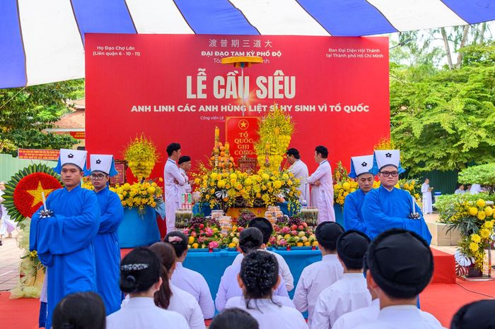  Họ đạo Cao Đài Chợ Lớn cùng đồng đạo Cao Đài tại TP.HCM tổ chức Lễ Truy điệu và Cầu siêu cho các anh hùng liệt sĩ được tìm thấy, quy tập tại Công viên Lê Thị Riêng sáng 6/9. Ảnh: Hoài Bảo.