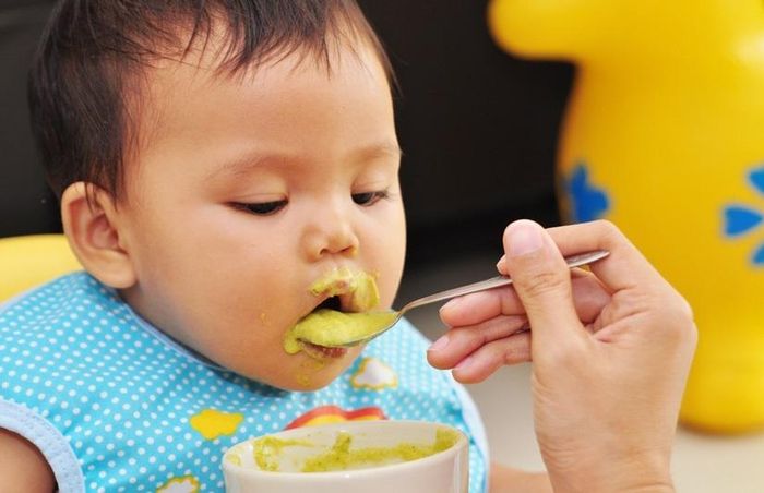 Từ khoảng 6 tháng tuổi, trẻ có thể làm quen với nhiều loại thực phẩm ngoài sữa mẹ hoặc sữa công thức. Ảnh: Magnific.