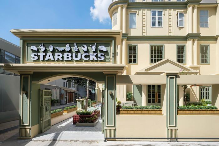 Cửa hàng kí hiệu đầu tiên của Starbucks có sự khác biệt ngay từ biển hiệu ở lối vào. Ảnh: ĐVCC.