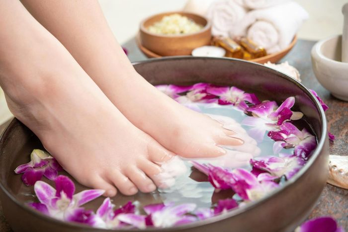 Ngâm chân với nước ấm khoảng 10 phút trước khi ngủ có thể giúp cơ thể thư giãn, hỗ trợ hạ nhiệt độ cơ thể và dễ đi vào giấc ngủ hơn. Ảnh: Magnific.