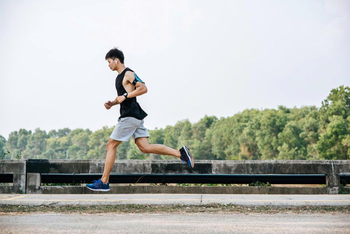 Vận động vừa phải như đi bộ, chạy bộ nhẹ có thể giúp cải thiện chất lượng giấc ngủ, nhưng nên tránh tập luyện cường độ cao sát giờ đi ngủ để cơ thể có thời gian thư giãn. Ảnh: Magnific.